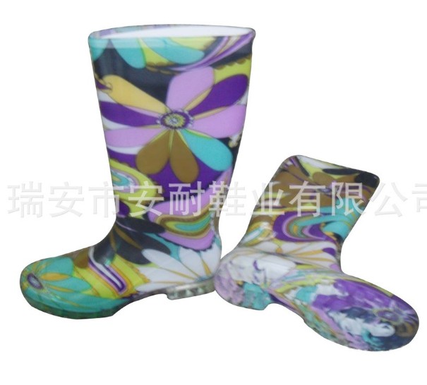 供應女式雨鞋尺碼齊全花色多樣價格優惠