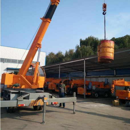 濟(jì)寧吊車6噸小吊車495發(fā)動機(jī) 無尾配重鐵變形伸縮吊車 汽車吊