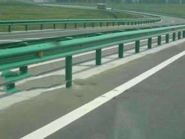 波形護欄板廠家：公路波形梁護欄的作用